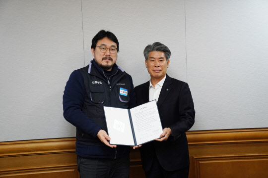 지난 27일 서울 중구 명동 은행연합회에서 윤종원 기업은행장과 김형선 노조위원장이 만나 공동선언에 합의했다.